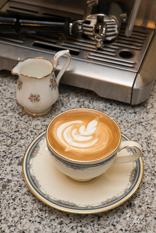 家庭咖啡师-自制纯白咖啡与脱脂牛奶在复古骨瓷杯