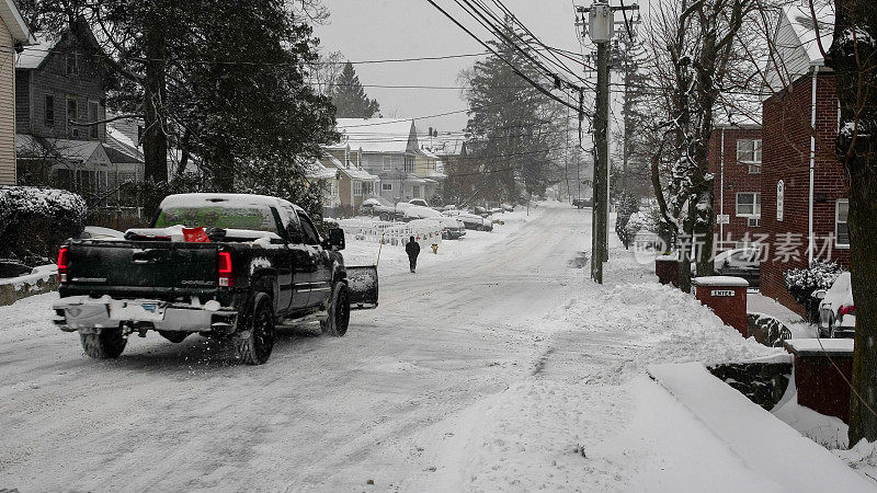 空旷的北泰勒大道，行人和铲车在冬天