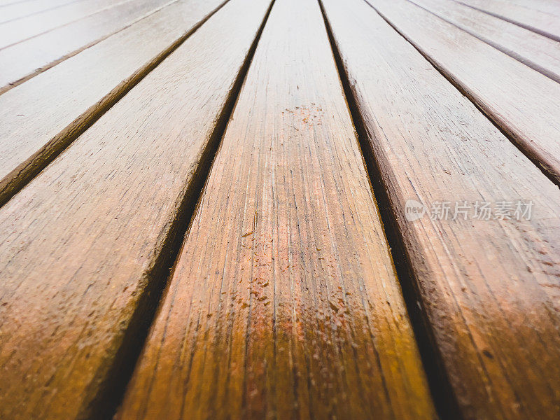 花园桌子用的湿的轻质木材。