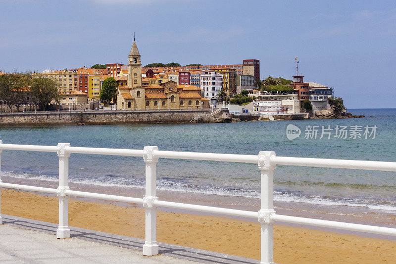 圣彼得教堂和Gijón从圣洛伦佐海滩，海滨长廊Gijón，西班牙阿斯图里亚斯。