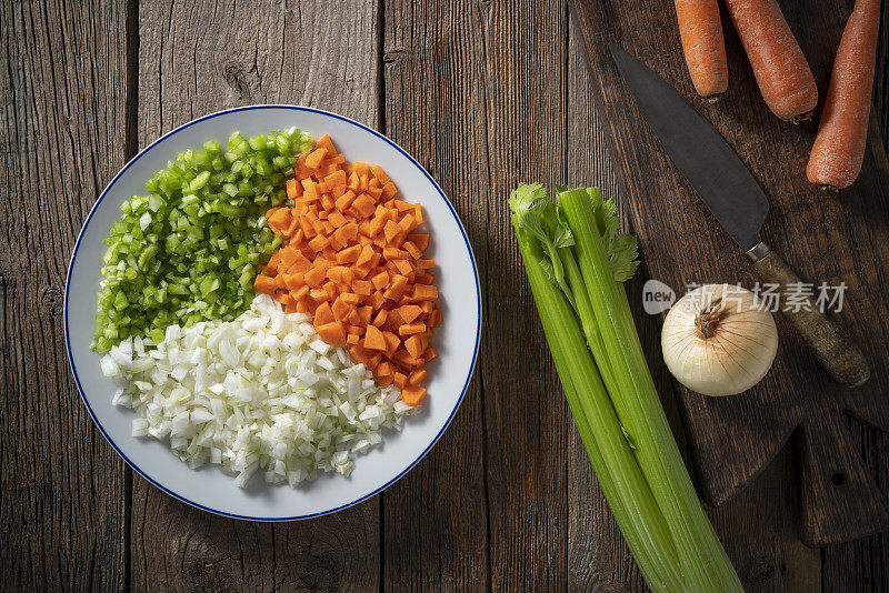 纯素炒蔬菜的原料，如切碎的洋葱、胡萝卜和切碎的芹菜