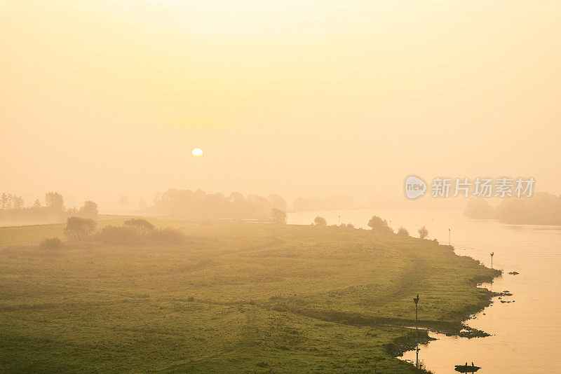 在一个美丽的秋天早晨，伊塞尔河上的日出