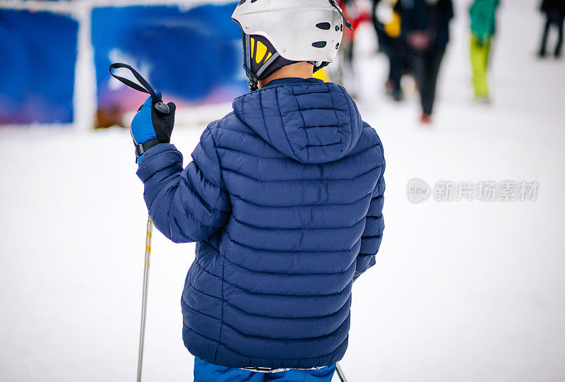 男孩学滑雪