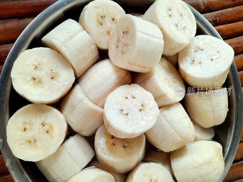 香蕉削皮和准备好放在碗中-食物准备。