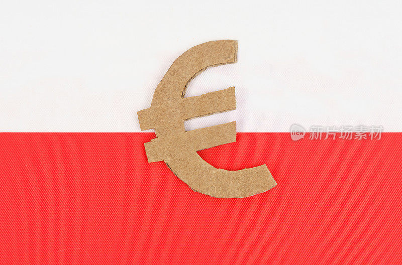 波兰国旗上有欧元符号。