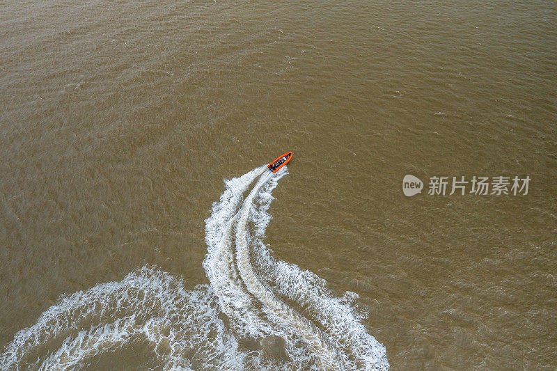 萨福克郡索斯沃尔德的海岸旅行者肋骨号航拍照片。