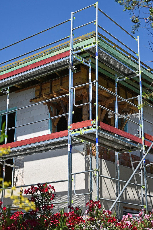 正在建造一幢新公寓的建筑框架