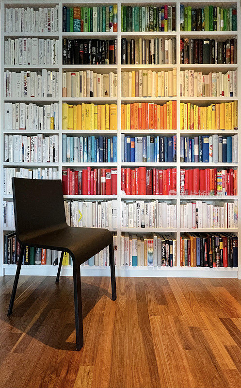 图书馆:书籍排在分开的颜色，黑色的椅子在前面