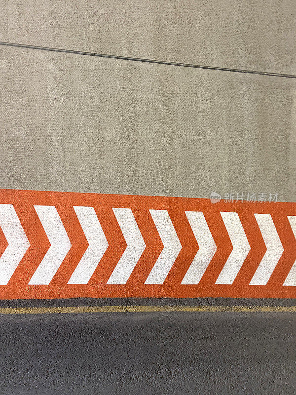 停车场混凝土墙上的方向标志，室内停车场