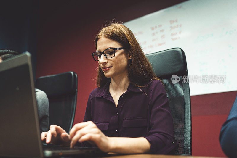 戴眼镜的漂亮女人做电脑程序员