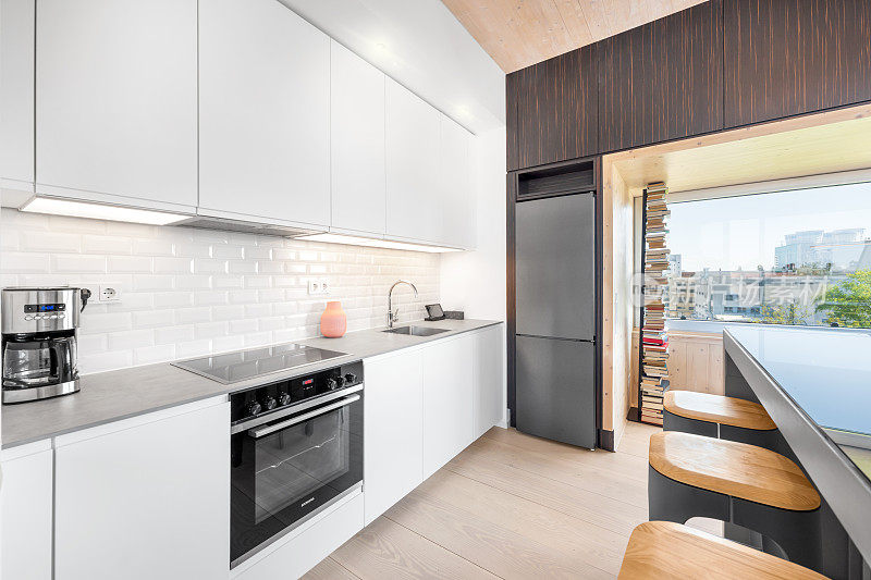 带城市景观的阁楼公寓的现代厨房