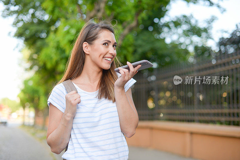 女孩使用智能手机