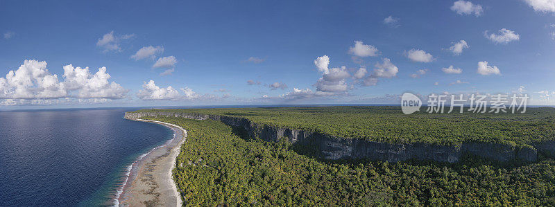 2022年5月3日，法属波利尼西亚马卡提亚岛上的石灰岩峭壁。