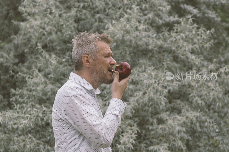 男子在户外吃苹果