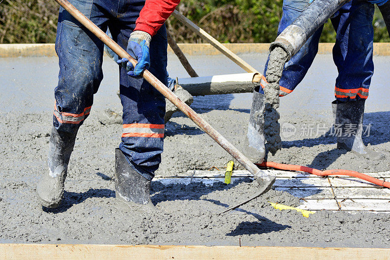 建筑工人浇筑混凝土板。构建具体的程序