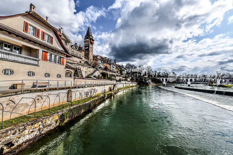 瑞士布莱姆加滕市莱茵河的侧视图