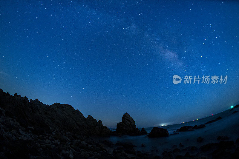 夜晚海滨岩石星空