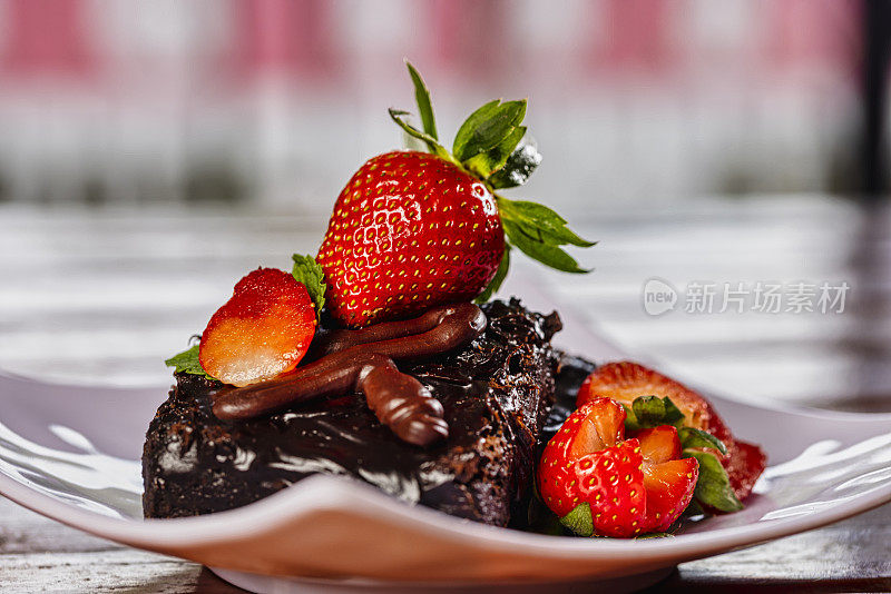 巧克力蛋糕和草莓