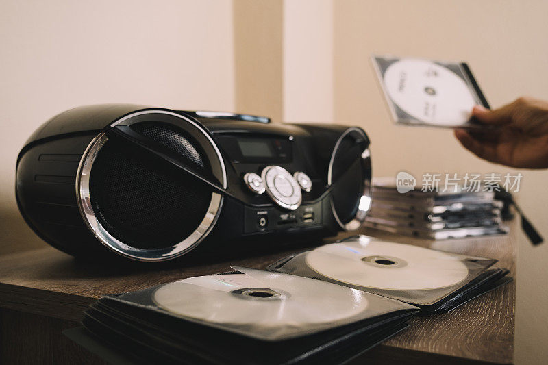CD播放器磁带和CD，将CD插入磁带的型号