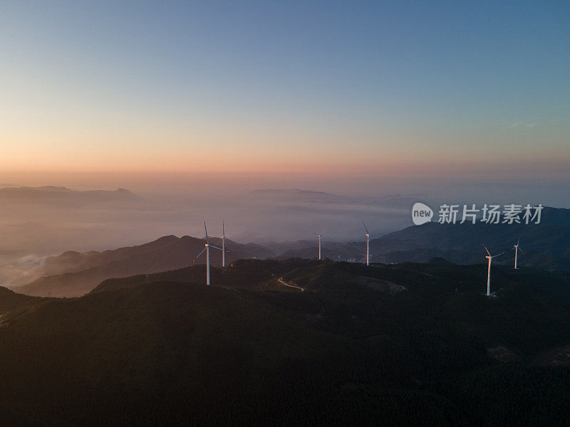 清晨的太阳和云海，山上的风力涡轮机