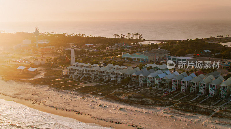 黄金时间佛罗里达州圣乔治岛的海滩和房屋鸟瞰图