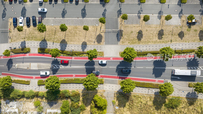 住宅区-街道和自行车道-鸟瞰图