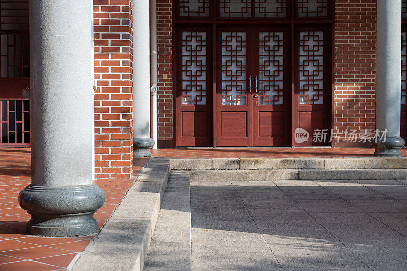 中国红木门前的石柱