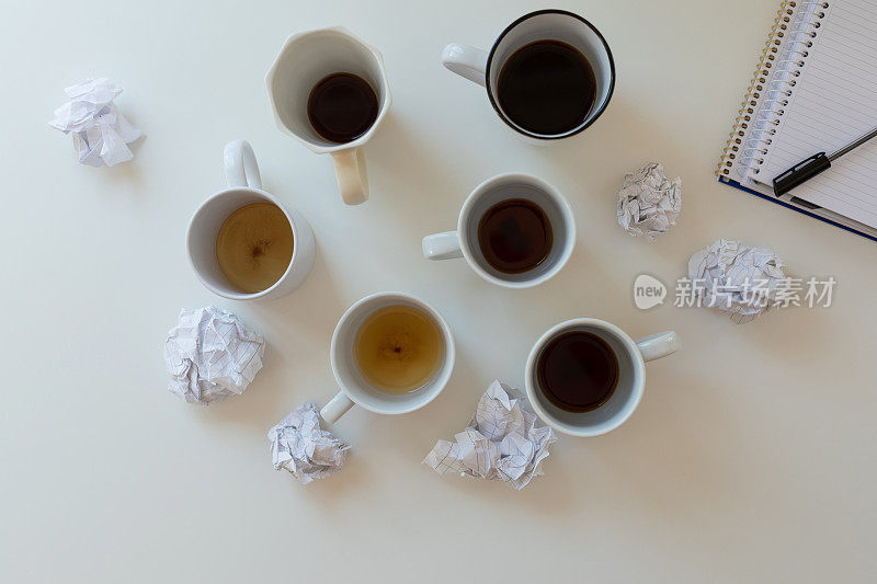 桌上放着满杯和空杯的新鲜浓缩咖啡