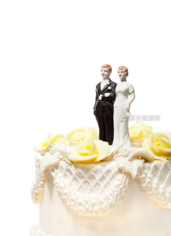 婚礼礼帽雕像站在蛋糕上的白色背景