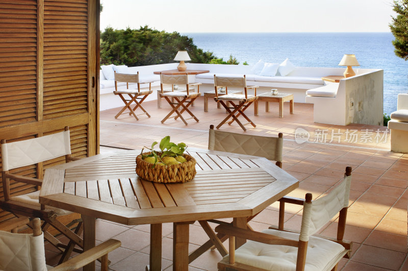 Terracotta露台和木制家具的美丽的海边房子
