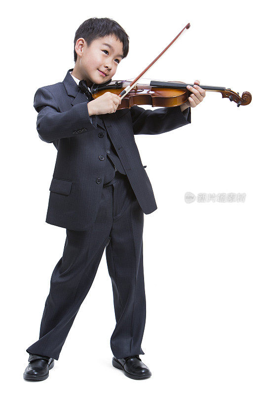小男孩在拉小提琴