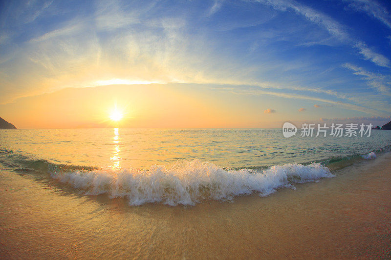 日落在海洋和沙滩上