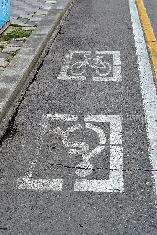 残疾人专用道路标记和自行车道。