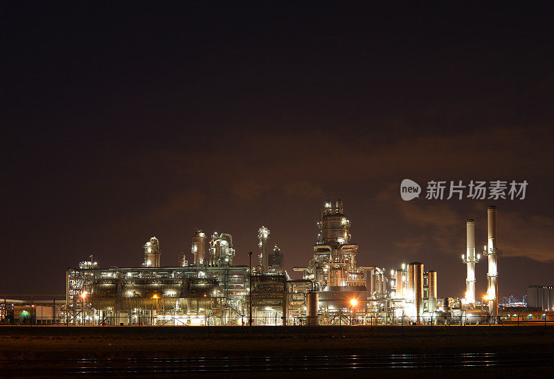 炼油厂在晚上