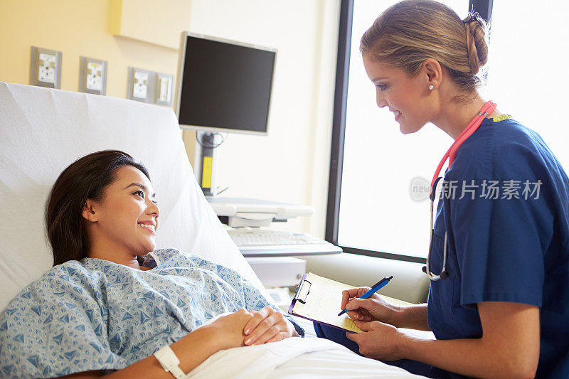 护士与病房女病人谈话