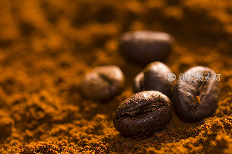 咖啡豆在咖啡粉上