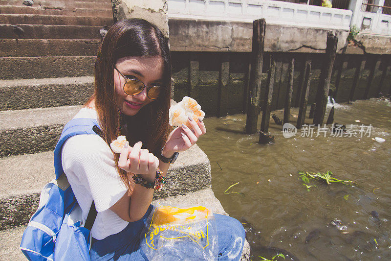 泰国中国成年人旅游慈善给食物鱼鸟