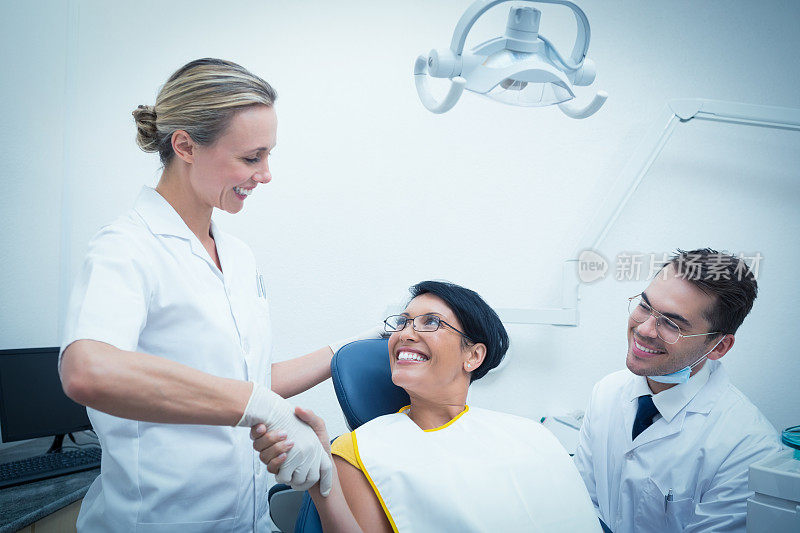 女牙医和女人握手