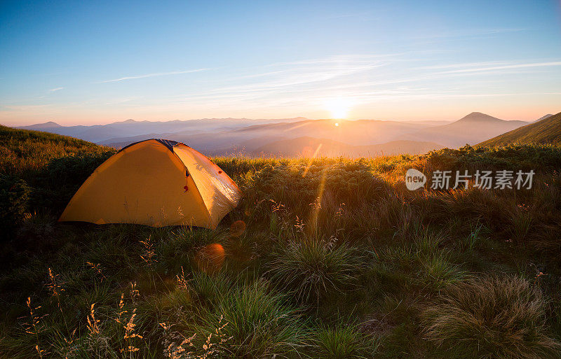 山中黎明的黄色帐篷