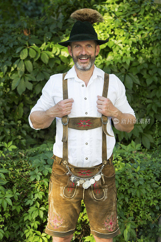 穿着皮短裤的巴伐利亚男人的肖像