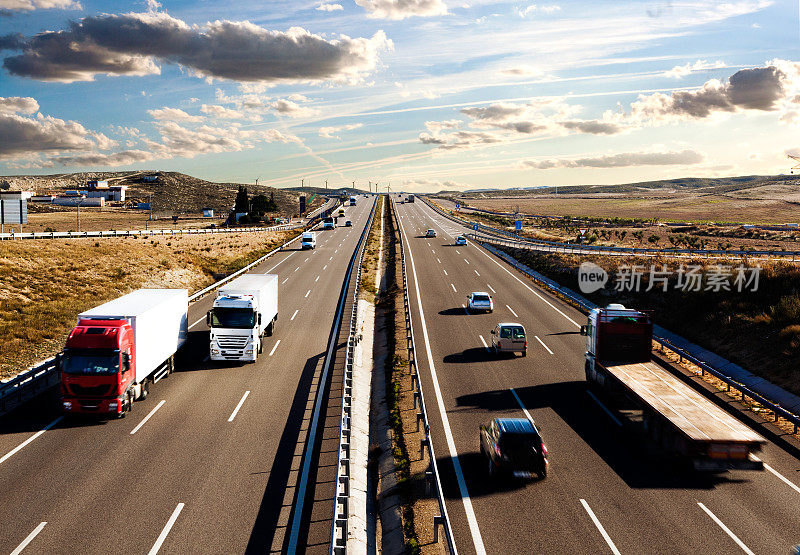 国际卡车装运。高速公路和交通