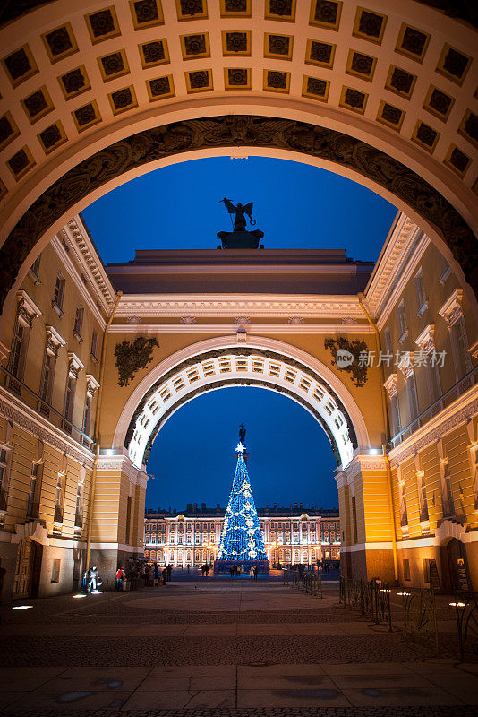 圣彼得堡的圣诞节，广场上的圣诞树