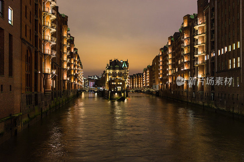 德国汉堡河上的夜景