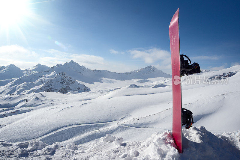在雪地上玩滑雪板