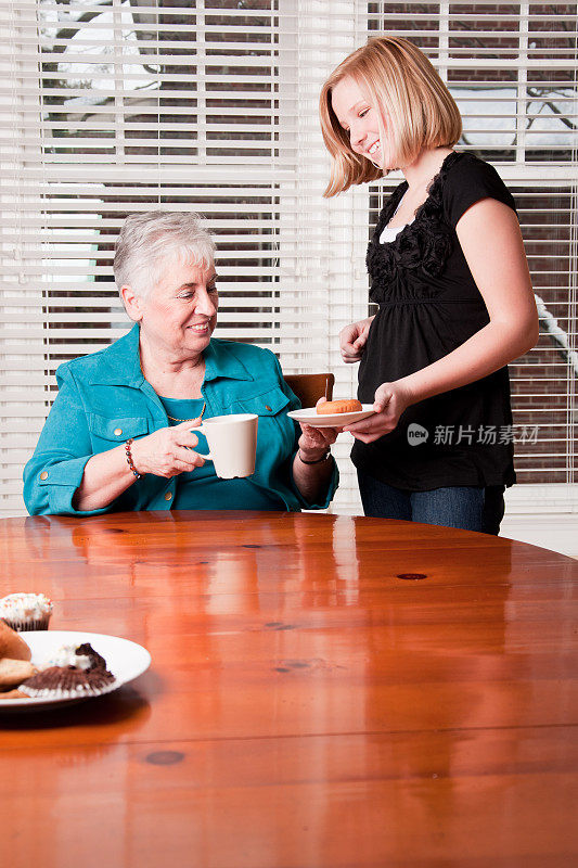 青少年为老年人提供咖啡和甜甜圈