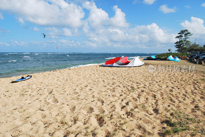 夏威夷考艾岛卡帕海滩上的风筝。
