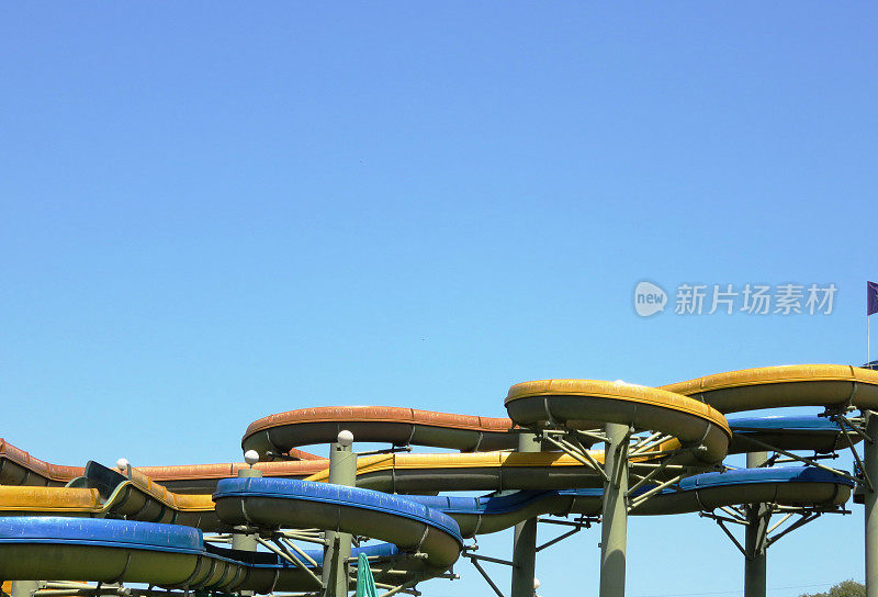蓝天映衬下，水上公园的地铁滑梯