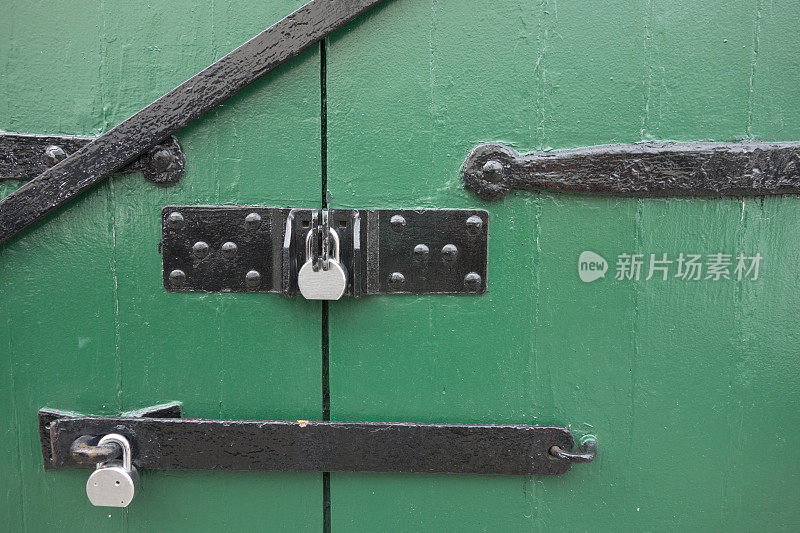 全框绿色门与锻铁铰链和锁