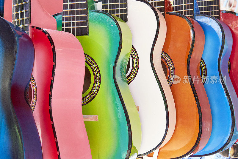 色彩鲜艳的玩具吉他