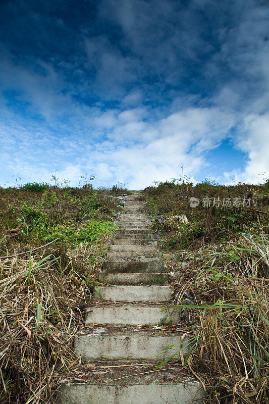 通往蓝天的混凝土楼梯。泰国湄光坝。